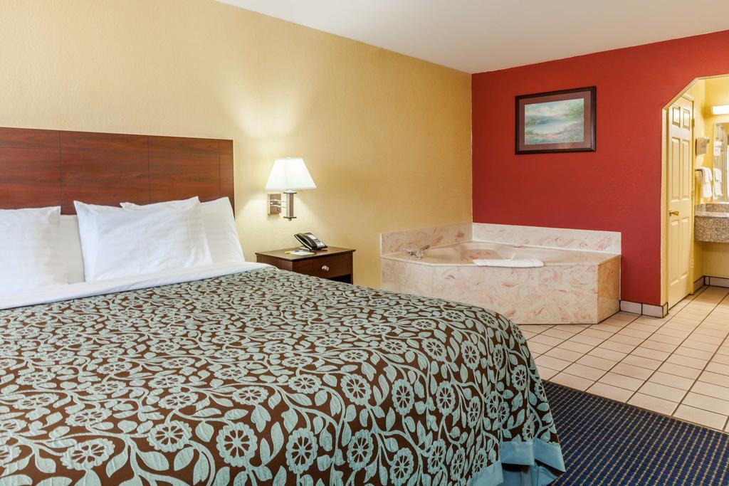 Days Inn Gun Barrel City Εξωτερικό φωτογραφία